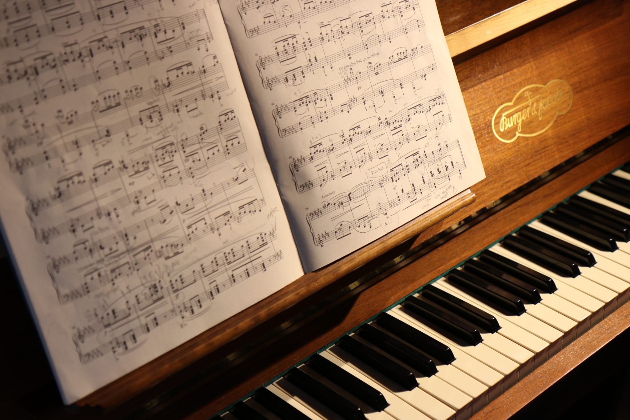 how-to-learn-piano-online-with-listening-and-technology